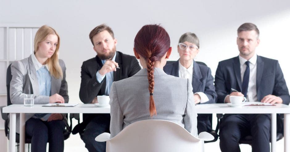 Una mujer en una entrevista de trabajo