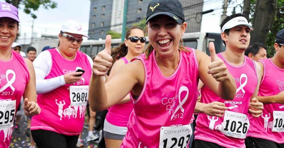 mujeres corriendo de rosa