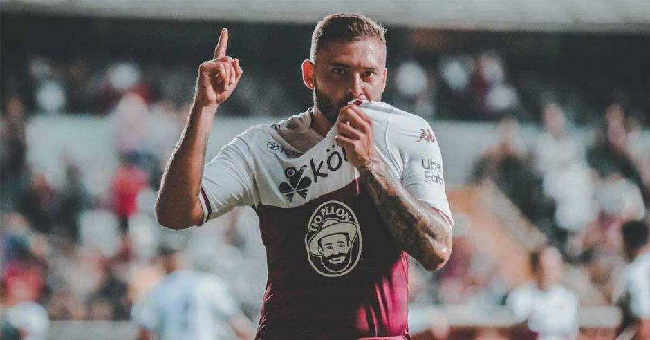 david ramirez celebra gol besando camiseta