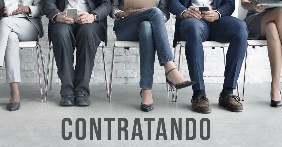 Personas sentadas con la palabra contratando