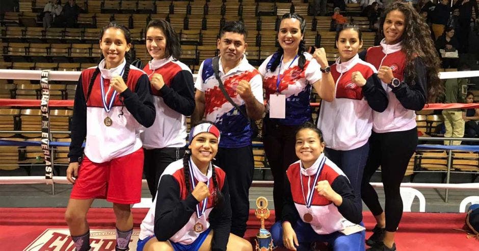 mujeres posan con sus medallas