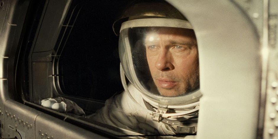 Roy Mcbride (Brad Pitt) en vestimiento de astronauta en la película Ad Astra