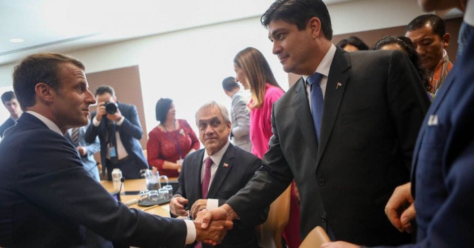 Emmanuel  Macron, presidente de Francia, saludó a Carlos Alvarado de Costa Rica. Cortesía/La República