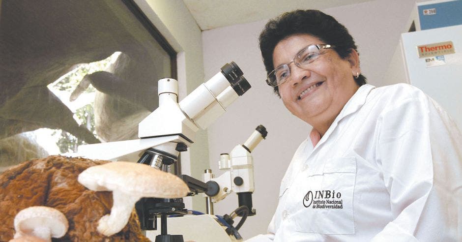 Mujer frente a un microscopio