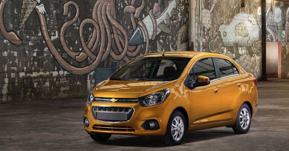 chevrolet beat amarillo anaranjado