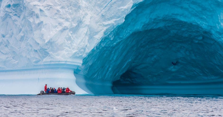 Un grupo de exploradores recorre la Antártida