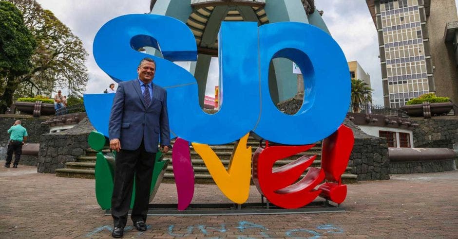 Johnny Araya, alcalde josefino, junto a un tótem con las letras:SJO Vive