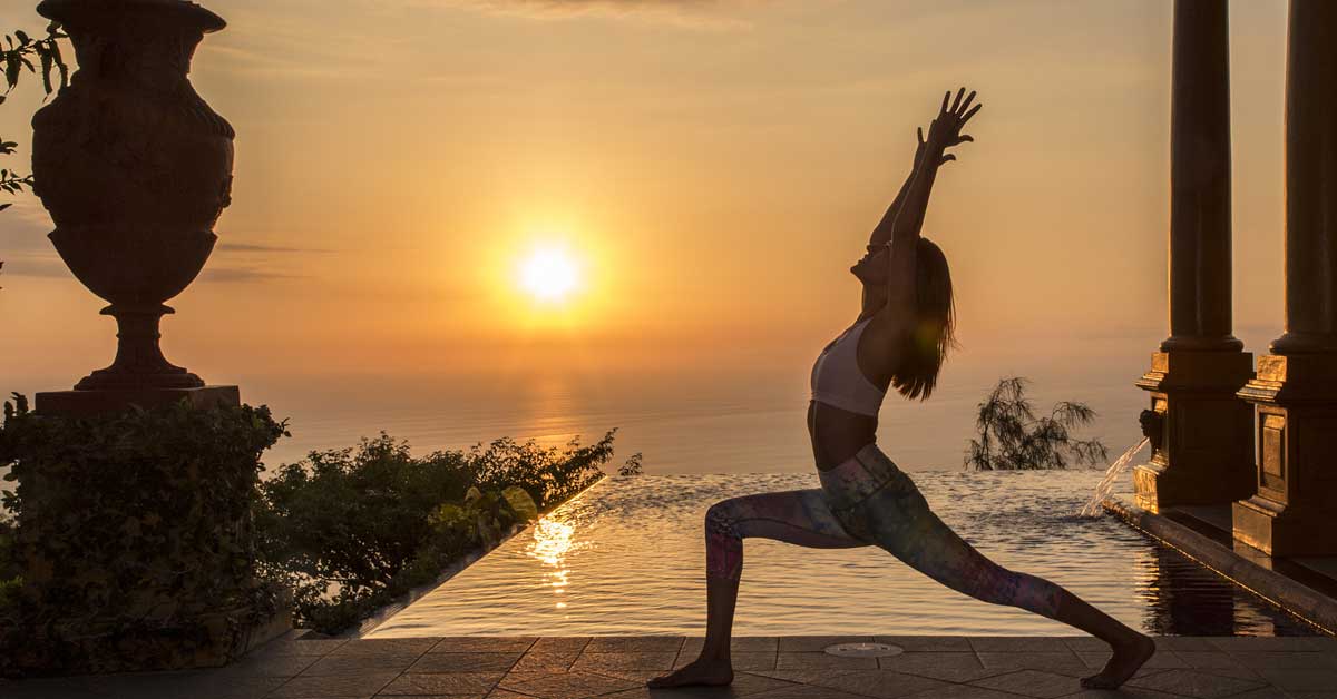 mujer practicando yoga