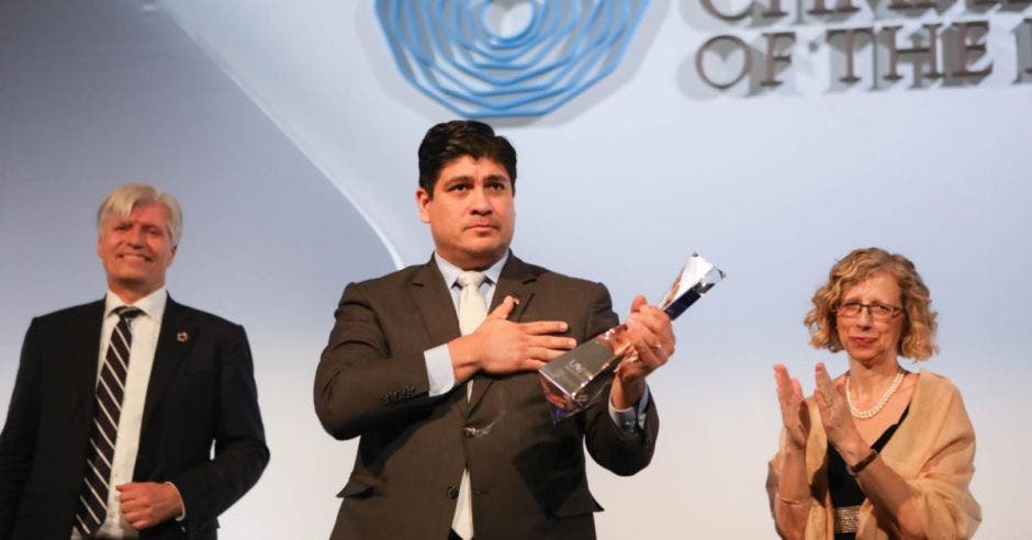 Carlos Alvarado recibió el premio en nombre de los costarricenses. Cortesía/La República