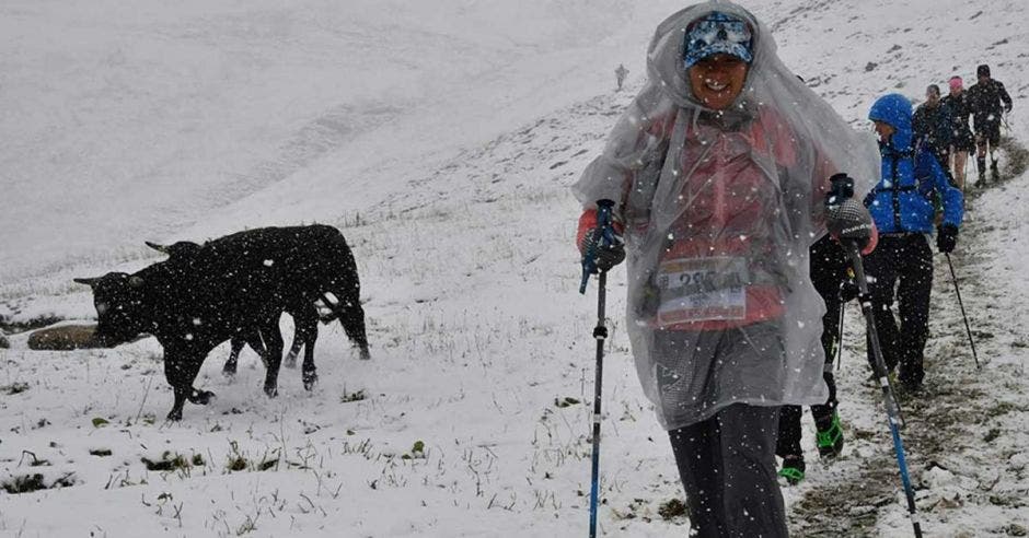 mujer bajo nieve caminando