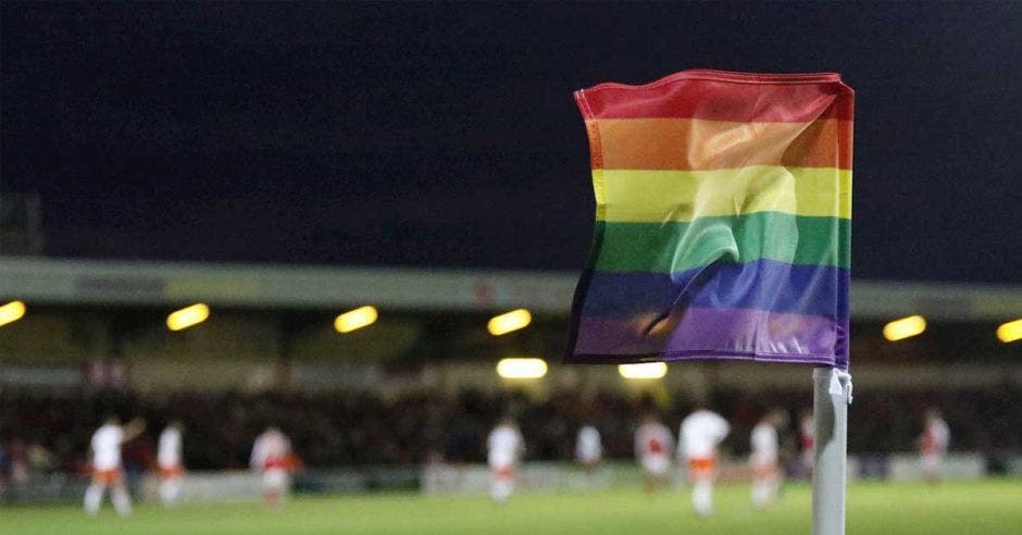 bandera gay en cancha da futbol