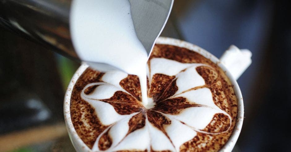 una foto de un café recibiendo leche