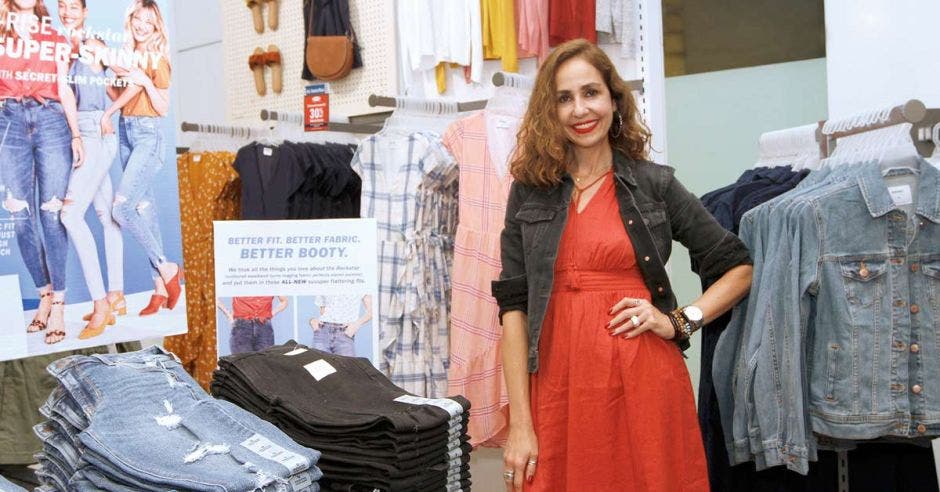 Mujer en tienda