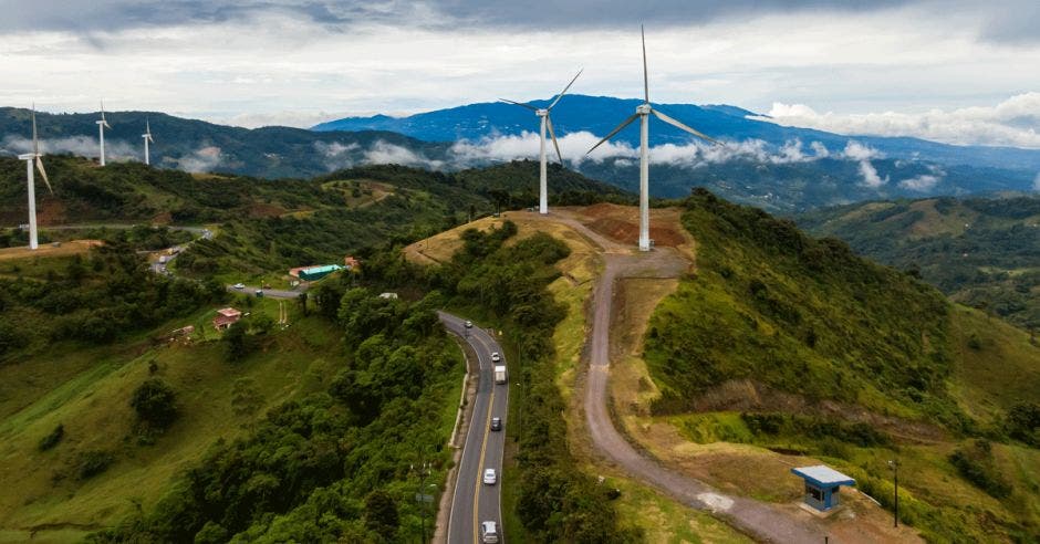 Toma aérea de Parque Eólico del Valle Central