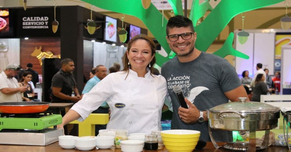 hombre y mujer en cocina