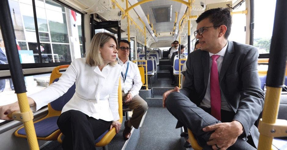 Claudia Dobles, primera dama, y Rolando Castro, viceministro de Energía