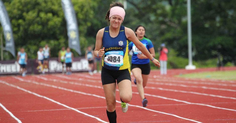 mujer corriendo en pista