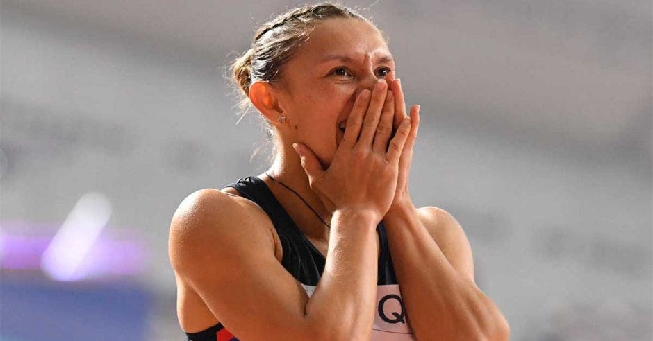 andrea vargas celebra con las manos en su cara