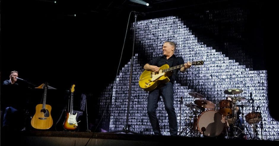 Bryan Adams se mostró a sus anchas recorriendo la tarima, interactuando con el público y sus músicos de manera amena, natural y fluida. Júpiter Silva/La República.