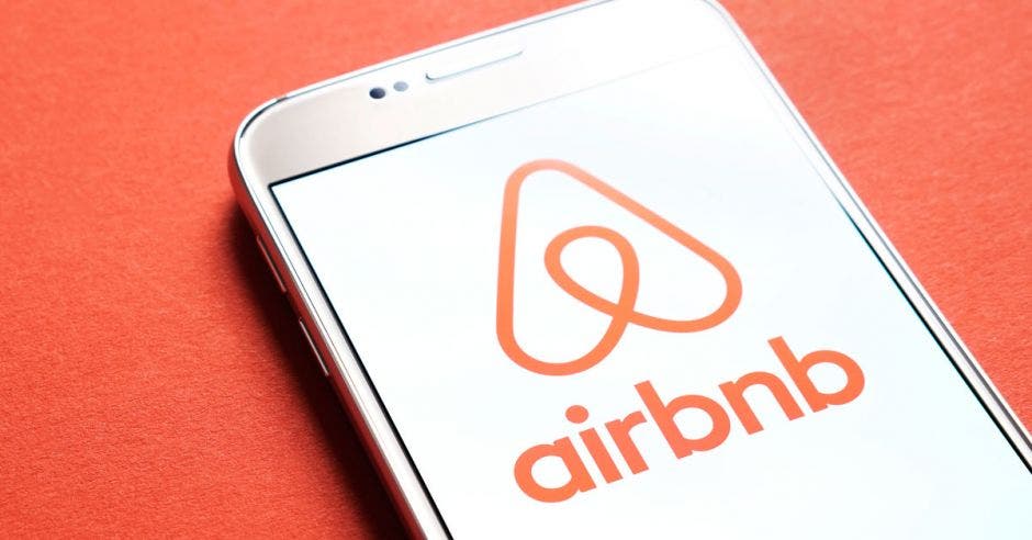 Celular con el logo de Airbnb