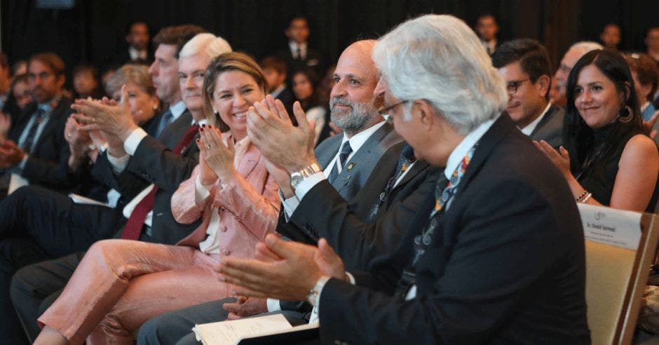 Carlos Manuel Rodríguez, ministro de Ambiente y Energía (centro), fue aplaudido durante el acto de clausura de la PreCOP