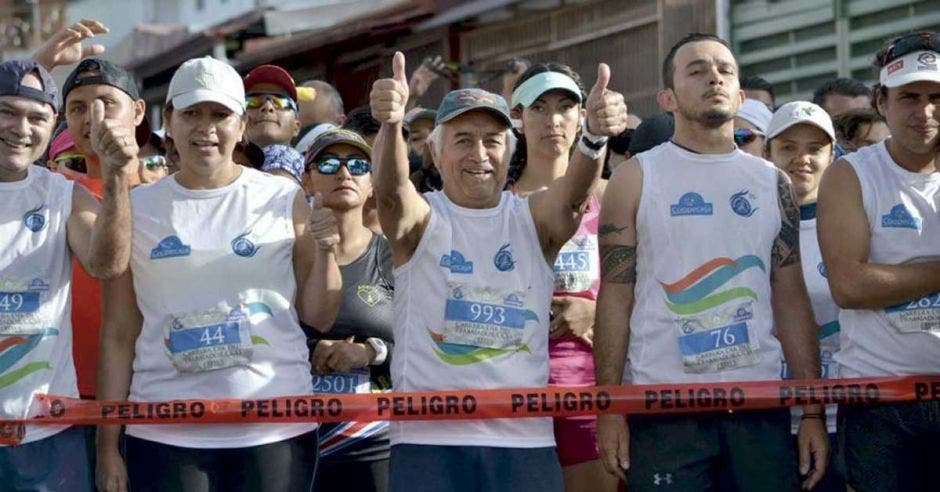 personas saludan antes de carrera