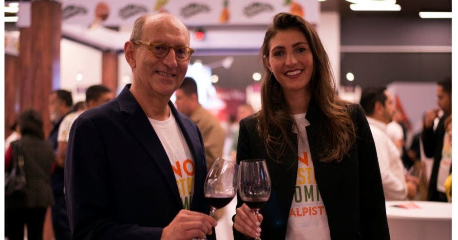 hombre y mujer con vino