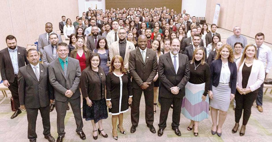 El pie de foto: (de izquierda a derecha) Máster José Alberto Carpio Solano, Fiscal; Lic. Randy Allen Hall, Tesorero; Dr. Ennio Rodríguez Céspedes, Presidente, Máster Néstor Cordero López, Vocal. Máster Wendy Vargas Méndez, Vicepresidenta; Licda. Rosa Elena Baltodano Quintana, Directora; Bach. Cynthia Leandro Mora, Vocal II y Máster Katherine Víquez Ledezma, Secretaria.