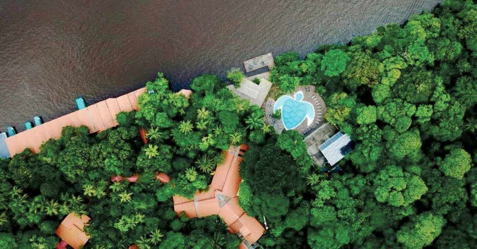 Vista aérea de varios hoteles en Tortuguero. Imagen con fines ilustrativos