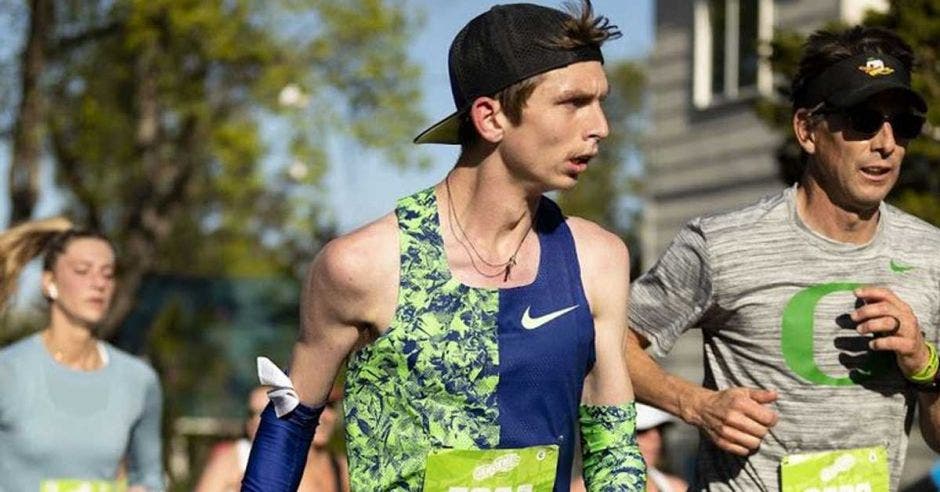 hombre corriendo con gorra