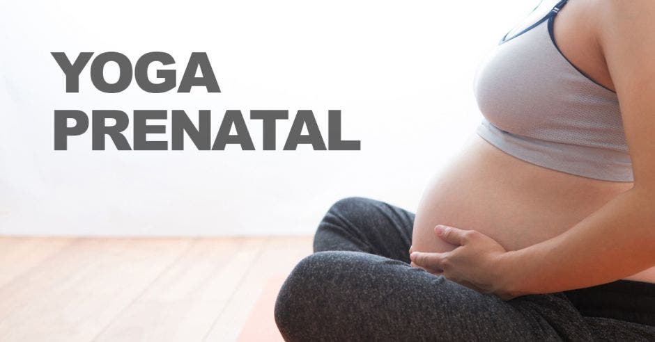 Una embarazada y la palabra yoga prenatal