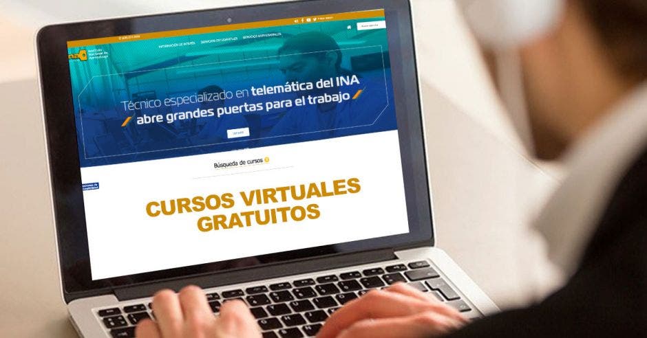 Una computadora y en la pantalla cursos virtuales gratuitos