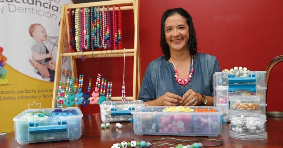 “Baby Cool viene innovando en collares para lactancia y dentición de excelente calidad”, asegura su propietaria Lucrecia Carvajal. Esteban Monge/LA REPÚBLICA