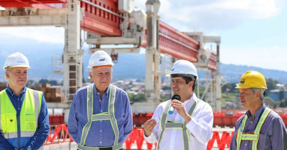 El presidente Carlos Alvarado hizo una inspección hoy del proyecto. Cortesía/La República