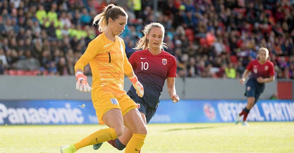 mujeres jugando fútbol