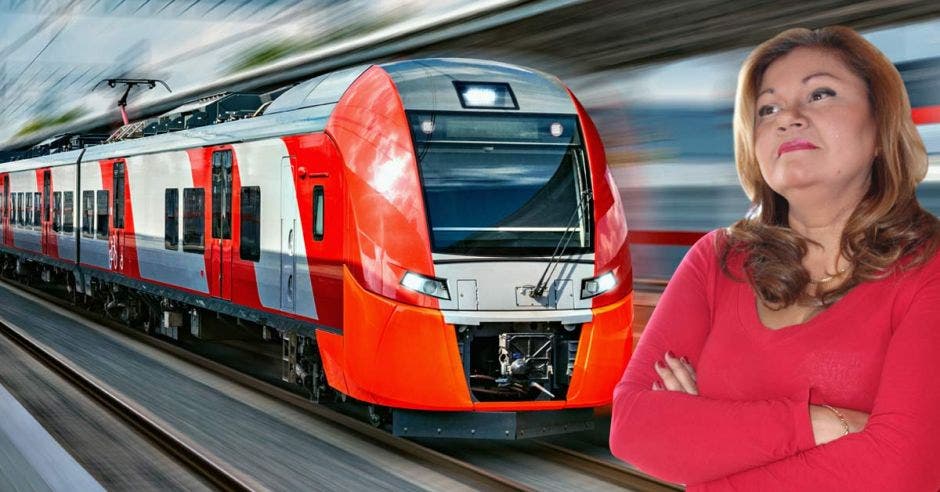 Elizabeth Briceño junto al tren eléctrico