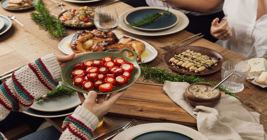 mesa con alimentos