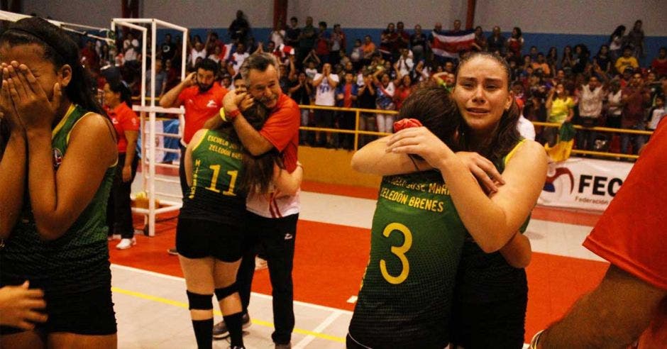 mujeres celebran el gane