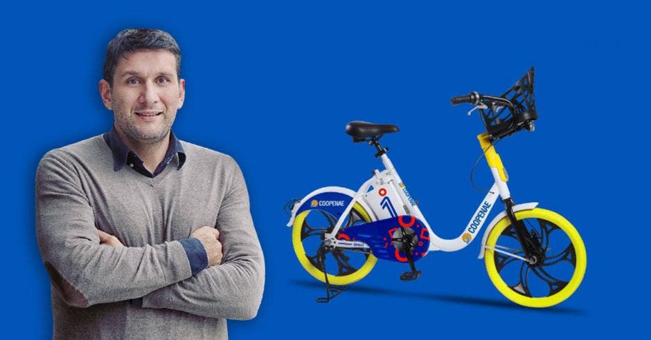 “Queremos lograr un cNayid Aguilar, director general de OMNibicis, posa junto a bicicleta eléctrica