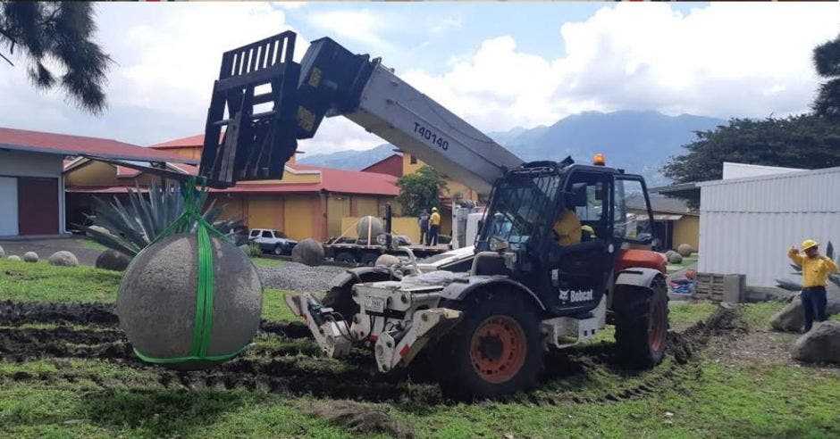 El traslado de las esferas precolombinas se hizo con grúas. Cortesía/La República