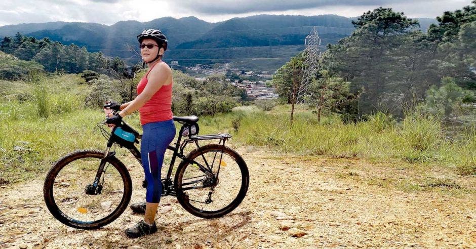mujer en bici en montaña