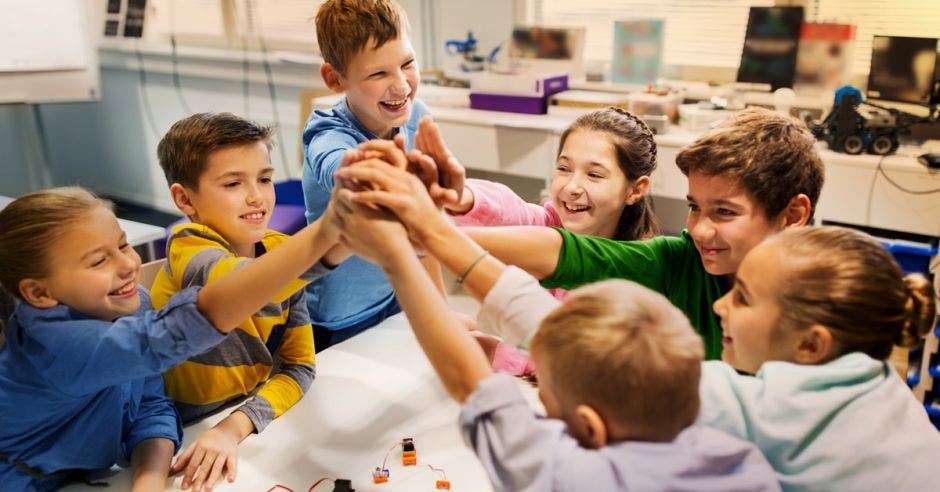 Los niños de la generación "alfa" trabajan en equipo.  No compiten entre ellos, colaboran.