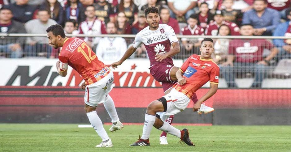 Saprissa y Herediano se juegan una bocanada de aire en sus aspiraciones a clasificar a la siguiente ronda. SAP/La República