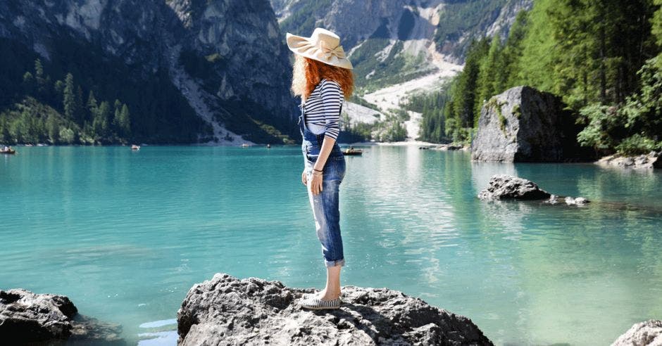 Turista noruega en medio de un lago