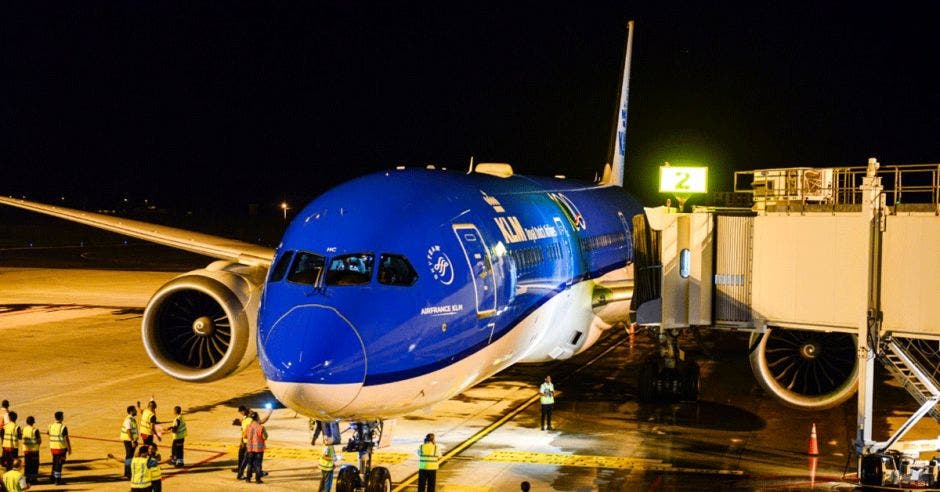 Avión de KLM en nave de abordaje