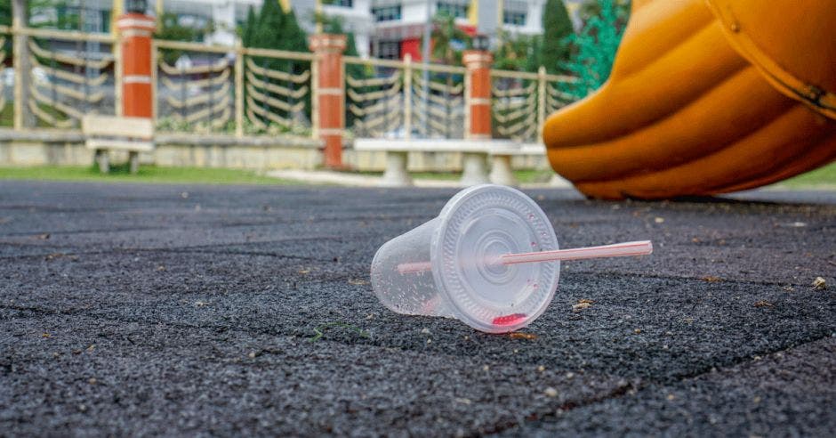 Un vaso desechable con una pajilla