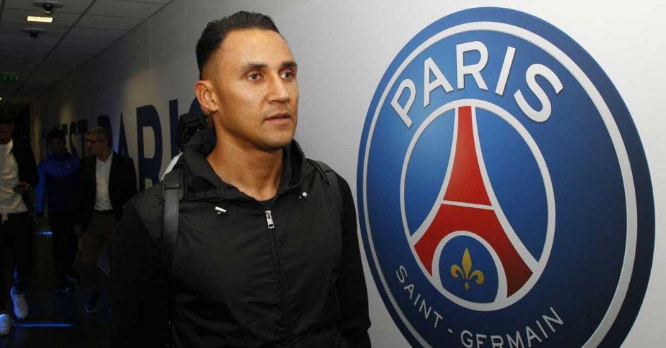 keylor navas y logo de psg