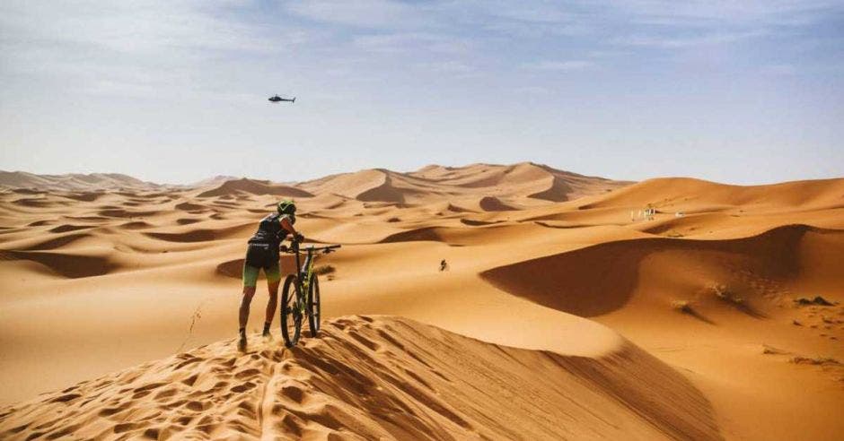 ciclista en desierto