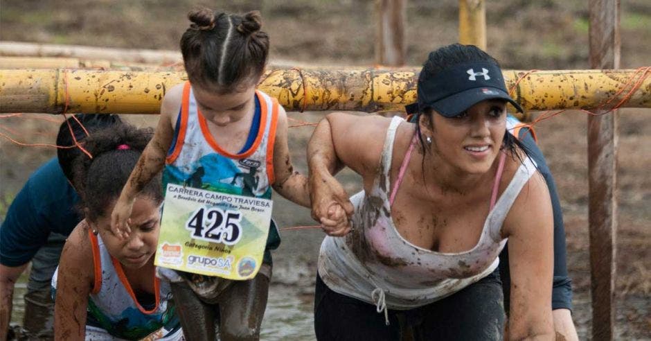 mujer con niña en obstaculos