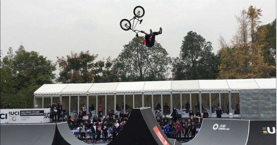 vuelo en bici en pista